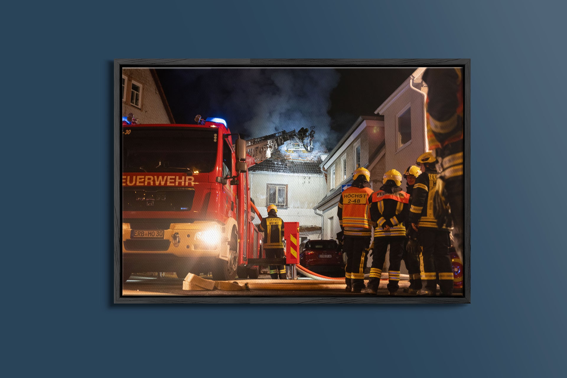 Nächtlicher Wohnhausbrand – Feuerwehr Höchst im Einsatz (Gerahmtes Bild)