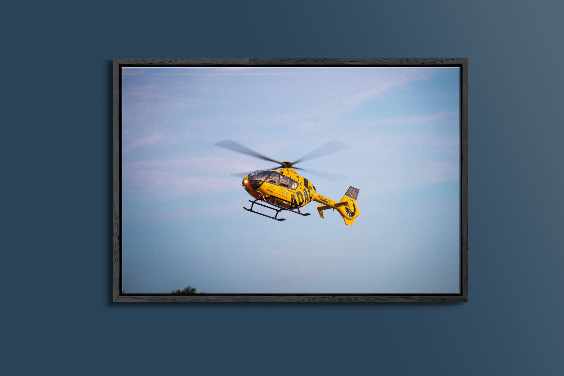 Rettungshubschrauber im Einsatz bei schwerem Unfall (Gerahmtes Bild)