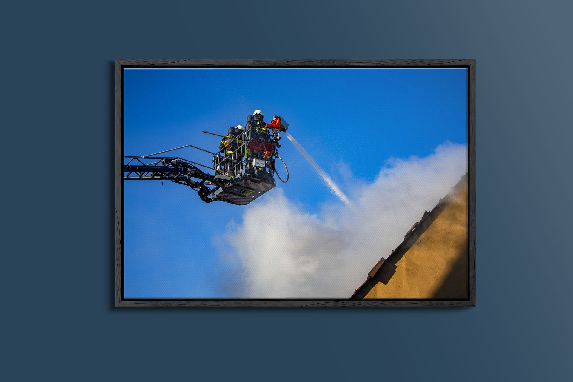 Wohnhausbrand Oberthausen: Drehleiter-Einsatz Feuerwehr (Gerahmtes Bild)