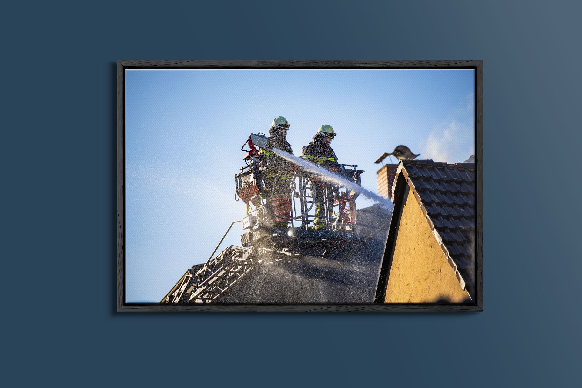 Wohnhausbrand – Einsatz mit Drehleiter (Gerahmtes Bild)