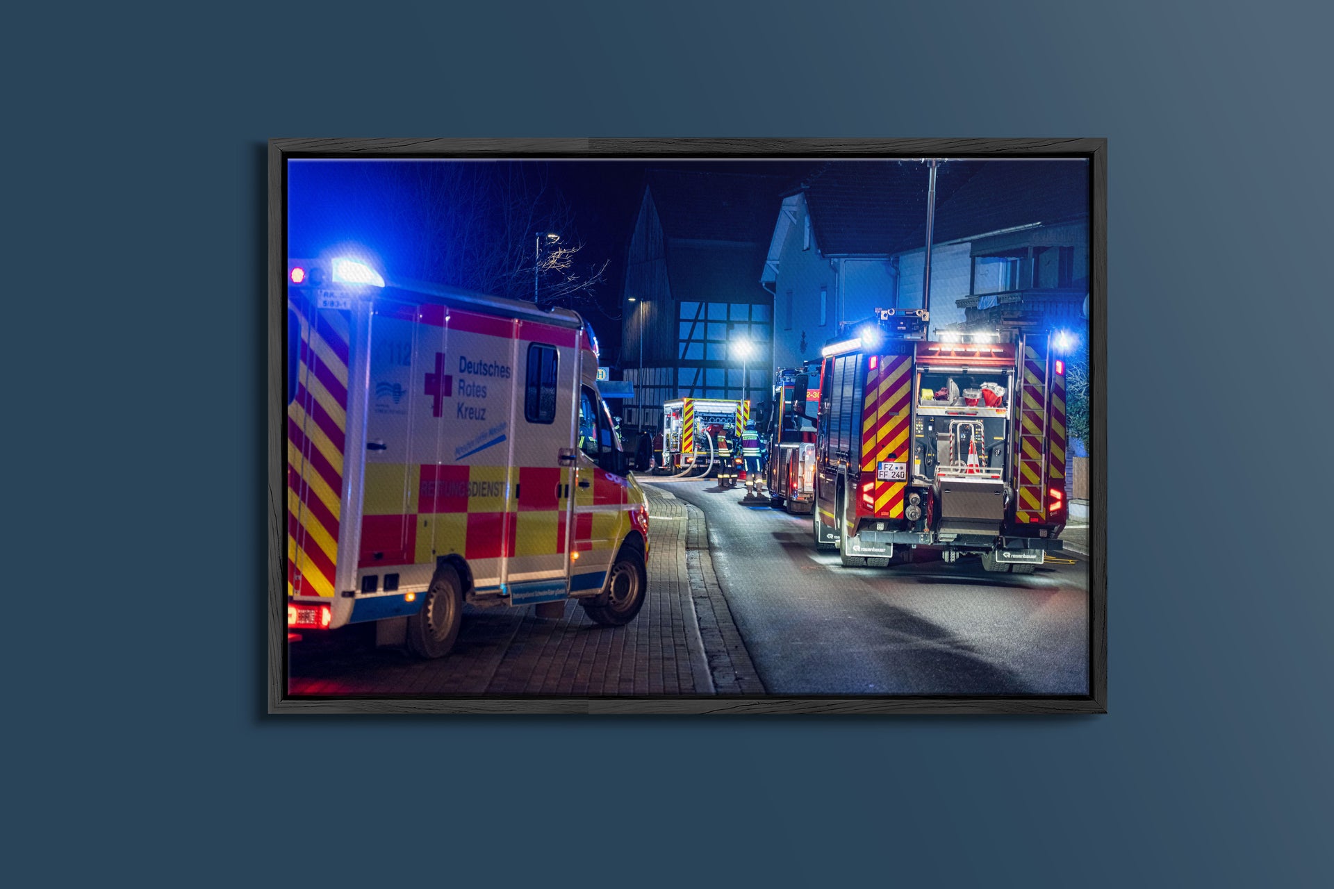Wohnungsbrand in Fritzlar-Geismar bei Nacht (Gerahmtes Bild)