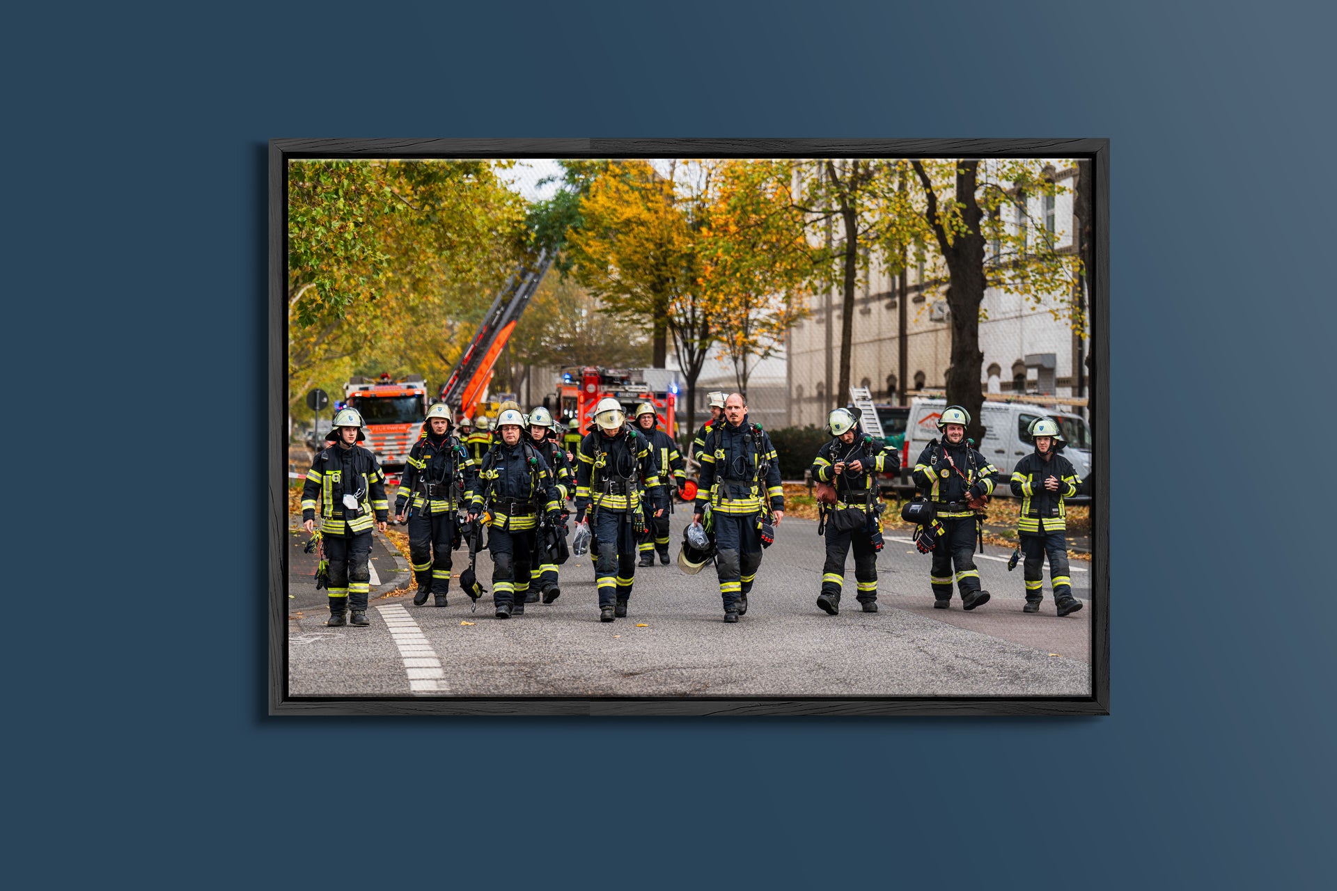 Feuerwehr Wiesbaden nach Großeinsatz (Gerahmtes Bild)