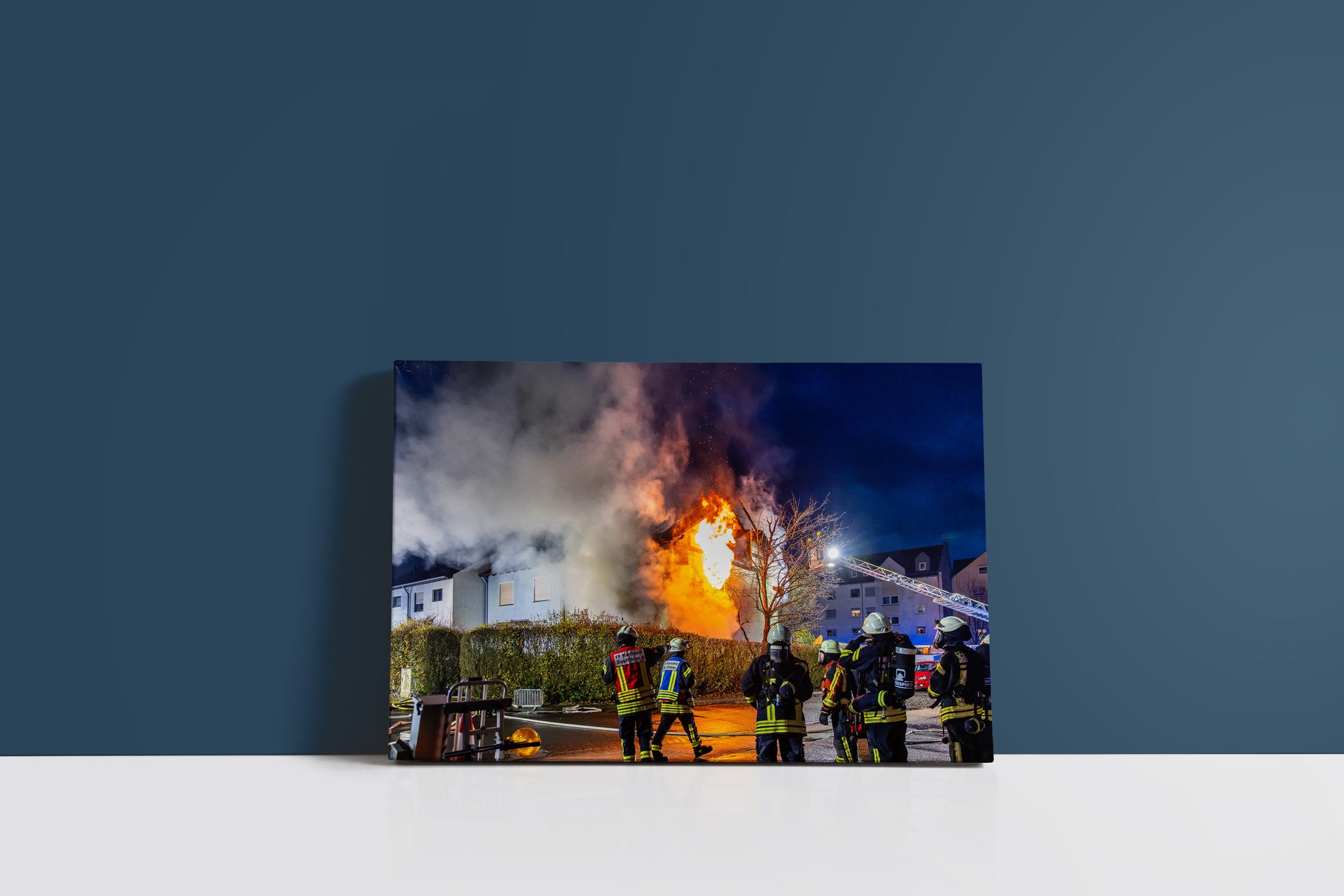 Wohnhausbrand Feuerwehr bekämpft nächtliche Flammen (Leinwand)