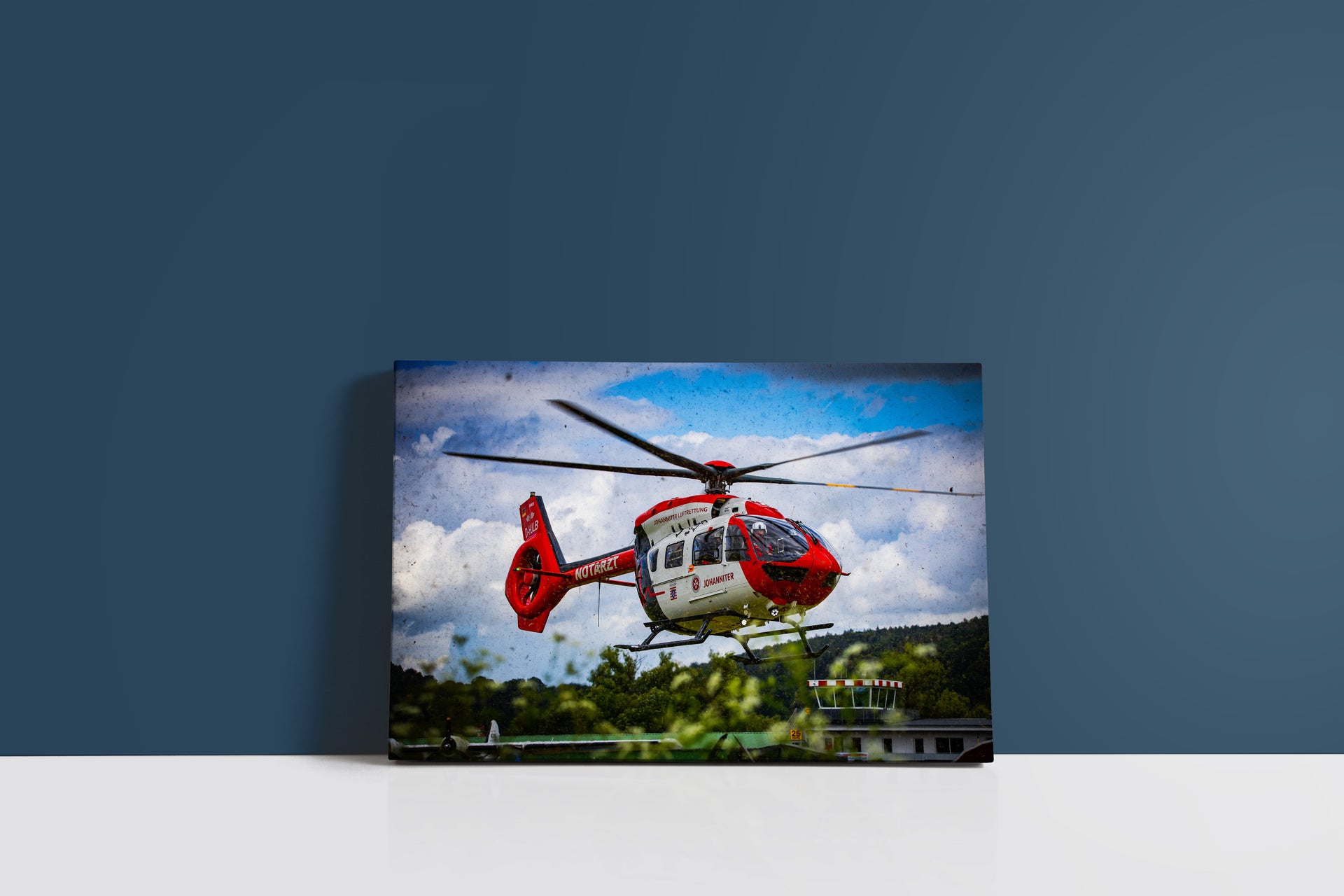 Johanniter-Rettungshubschrauber am Flugplatz (Leinwand)