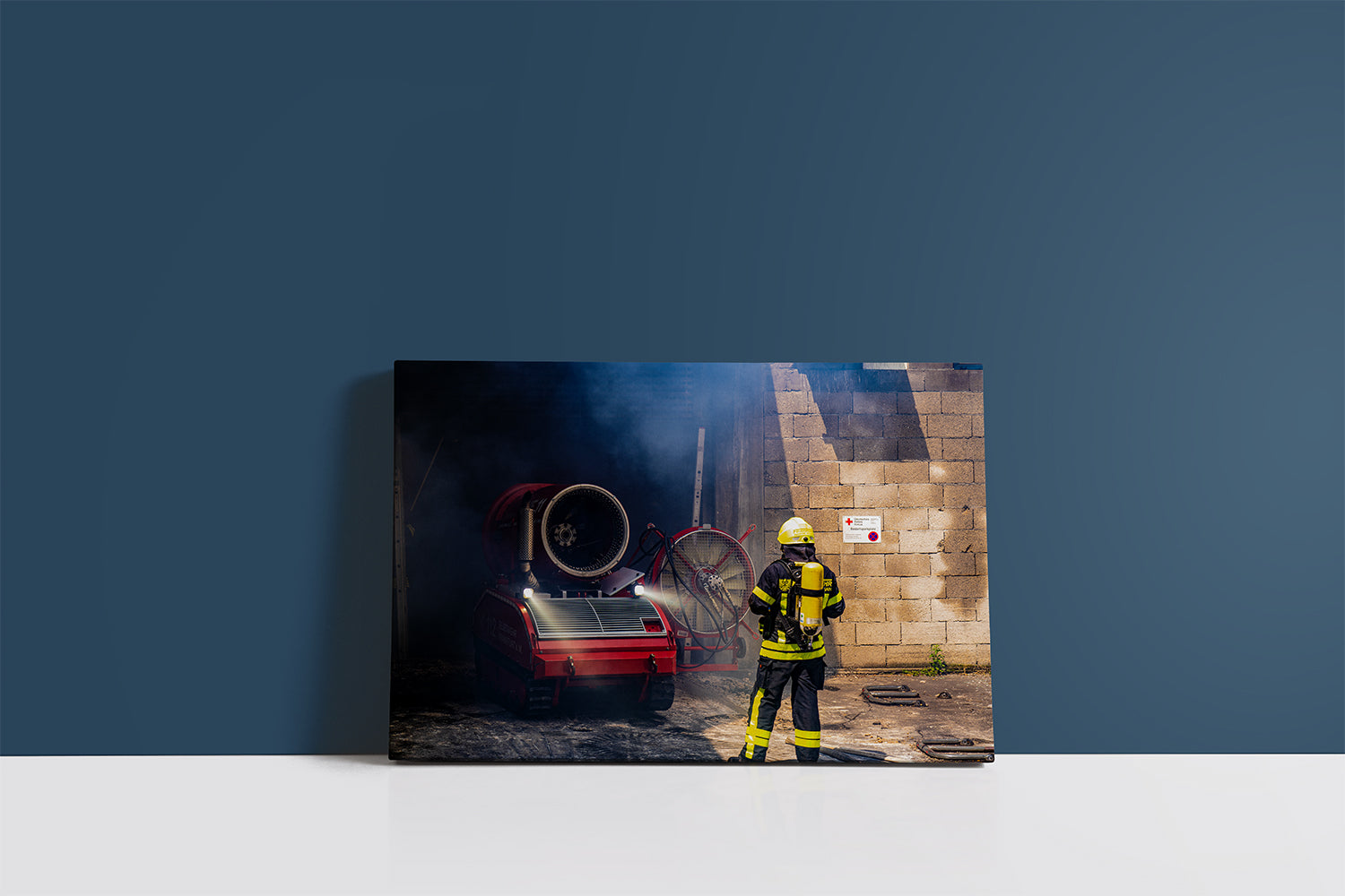 Feuerwehrmann und LUF im Einsatz (Gerahmtes Bild)