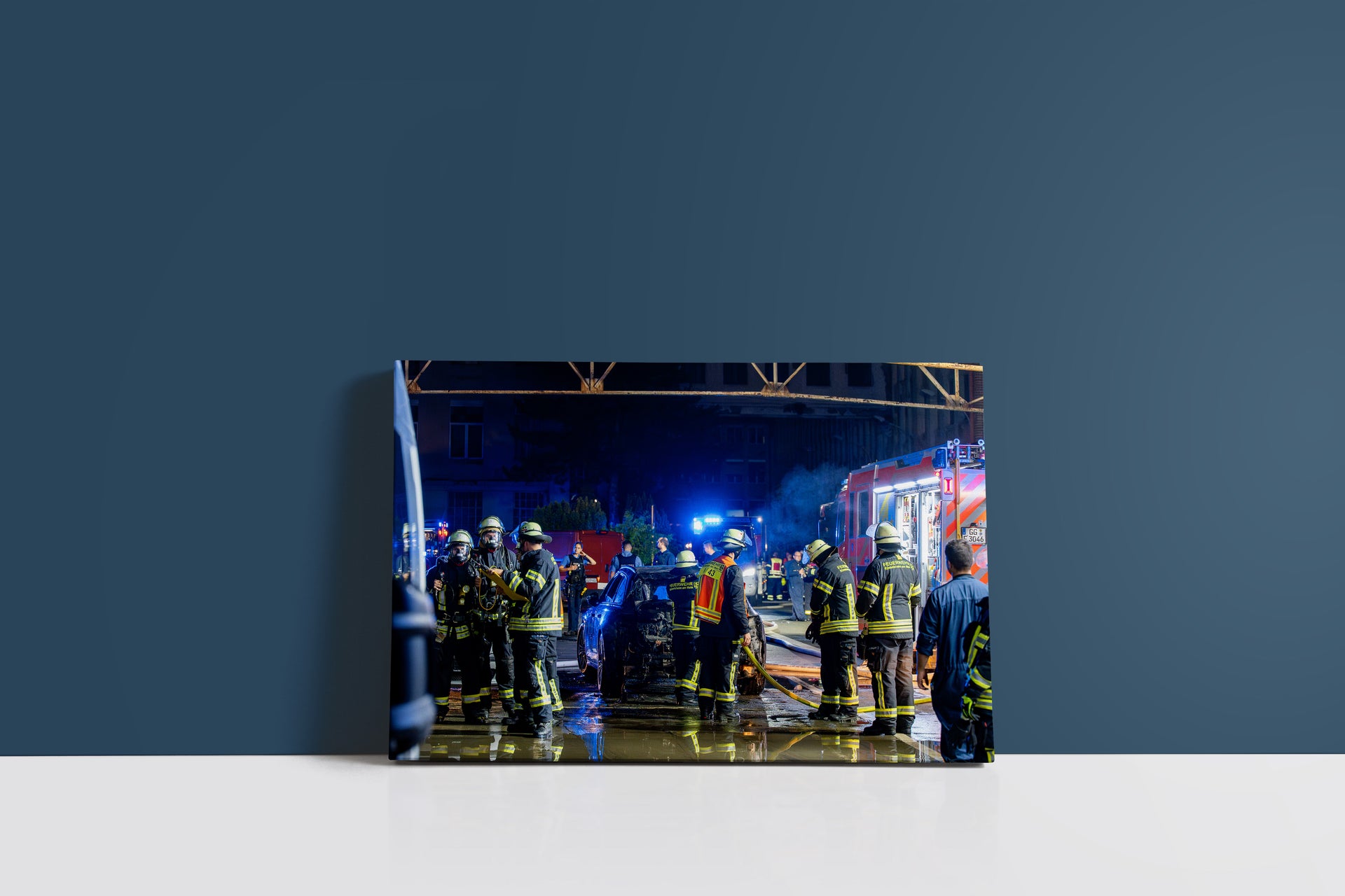 Feuer in Autowerkstatt auf altem Opelwerk in Rüsselsheim (Leinwand)