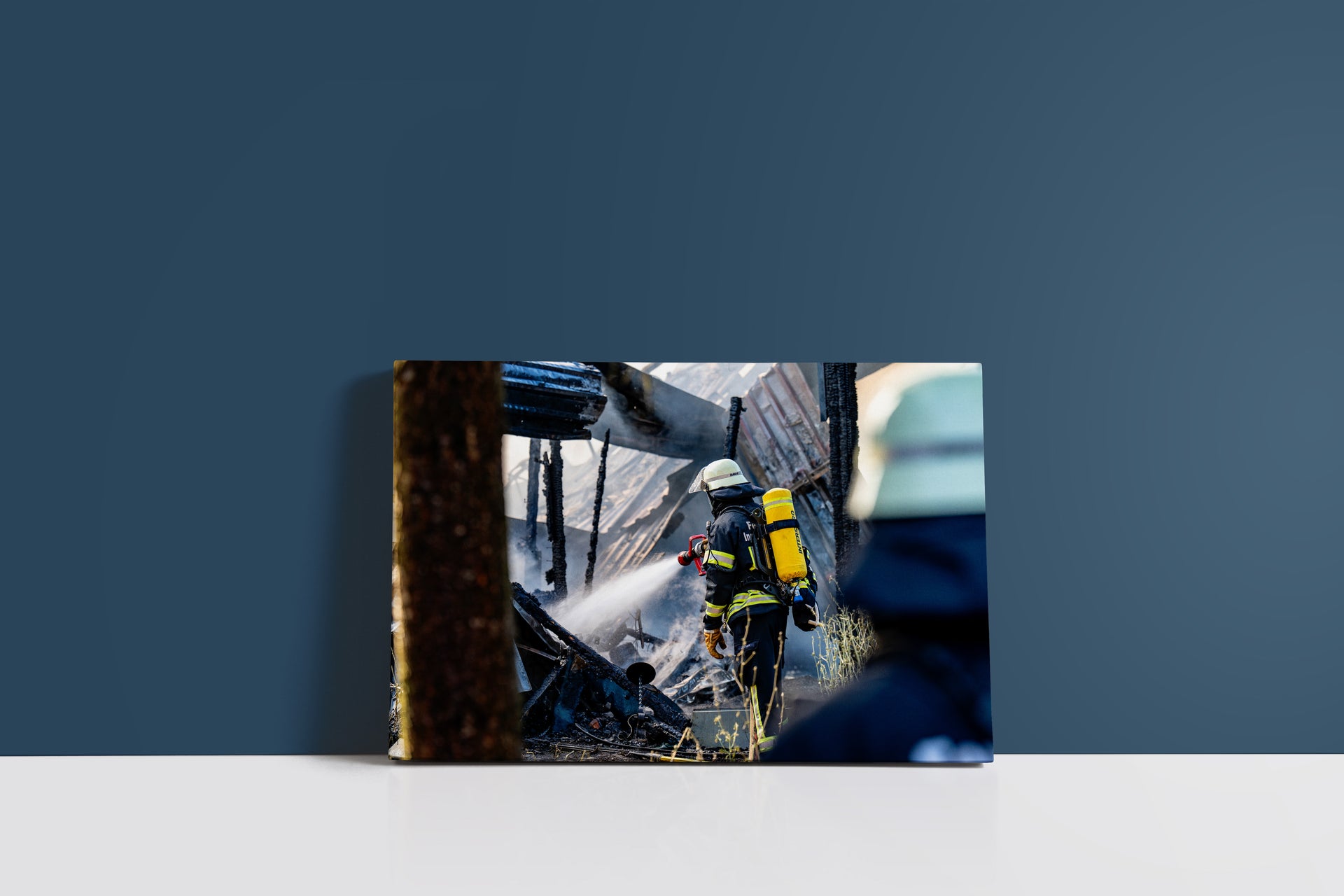 Feuerwehr kämpft gegen Hofbrand in Heidesheim (Leinwand)