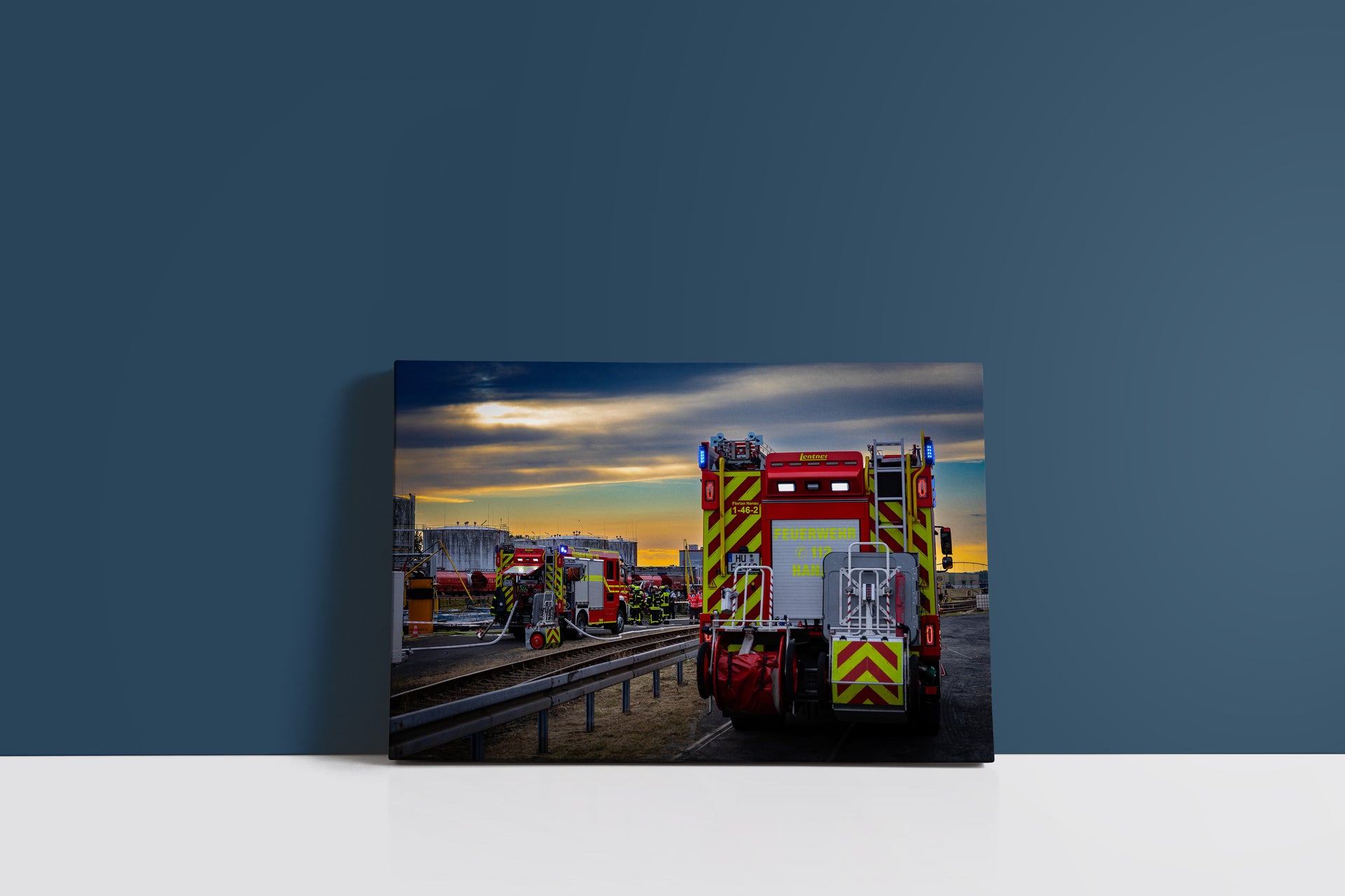 Dramatischer Feuerwehreinsatz im Abendlicht (Leinwand)