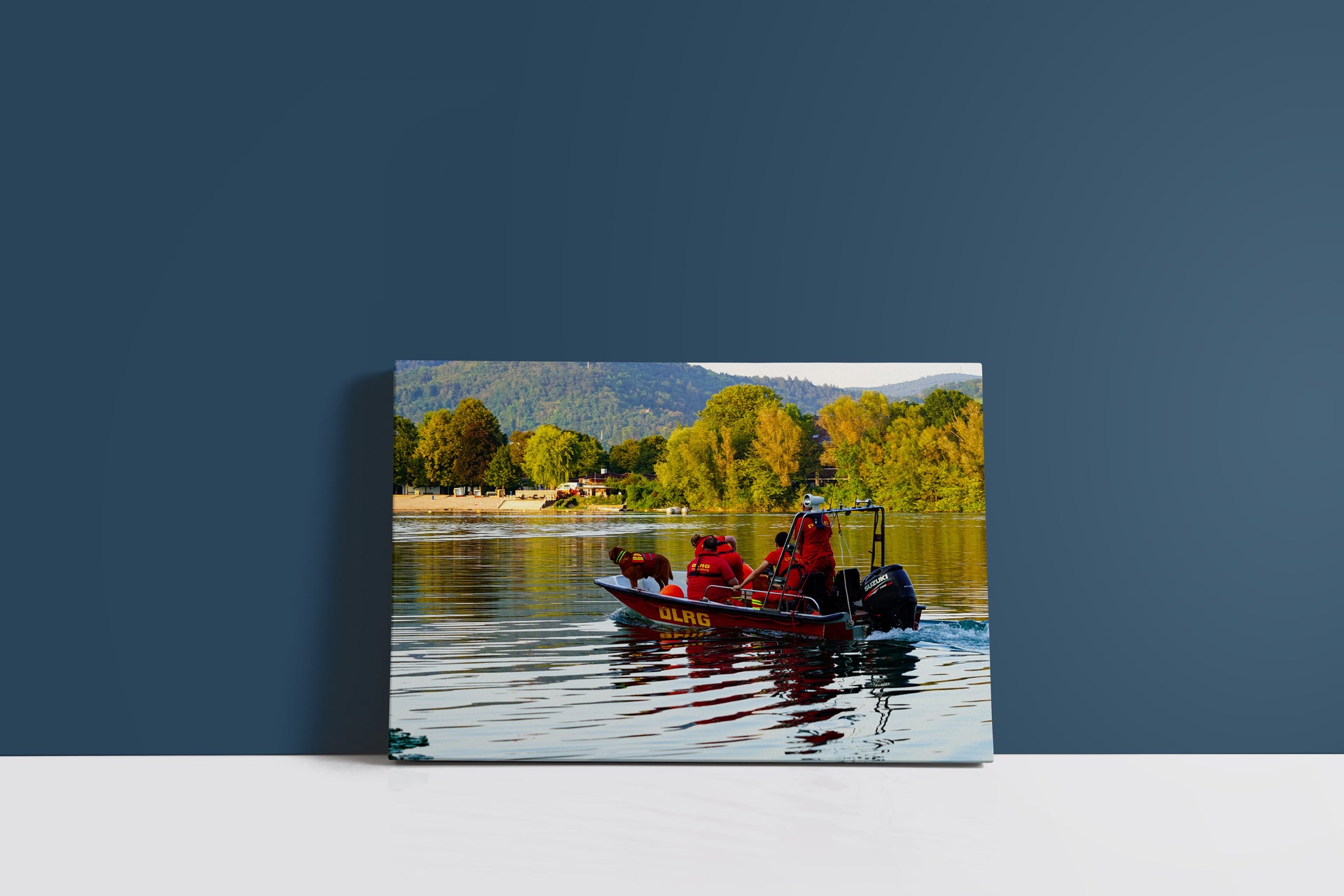 DLRG-Einsatz auf dem Wasser mit Suchhund (Leinwand)