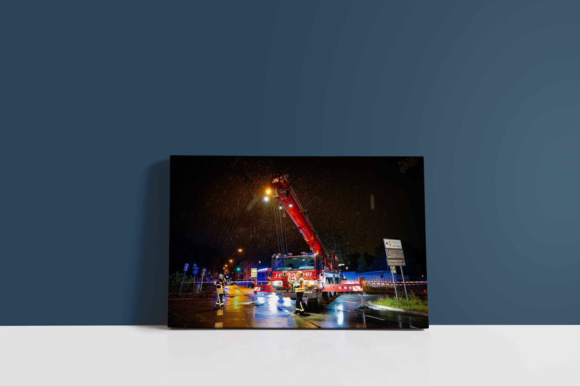 Feuerwehrkran-Nachteinsatz bei Brückenunfall (Leinwand)