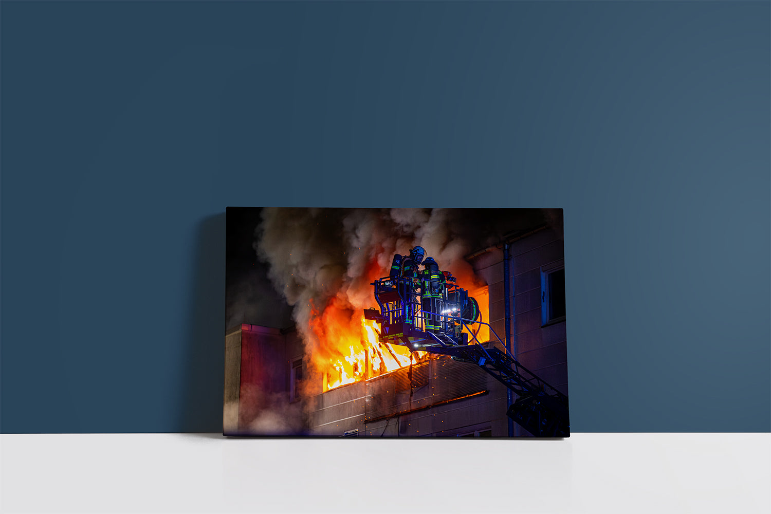 Nächtlicher Großbrand im Büro- und Lagergebäude (Leinwand)