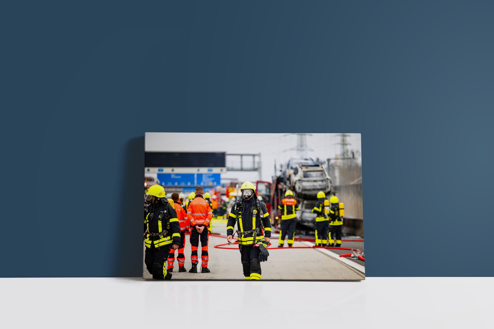 Einsatz nach Lkw-Brand Feuerwehr und Rettungsdienst auf der A3 (Leinwand)