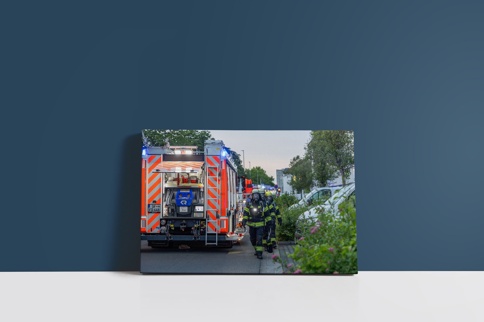 Feuerwehr-Einsatz an einem Mehrfamilienhaus (Leinwand)