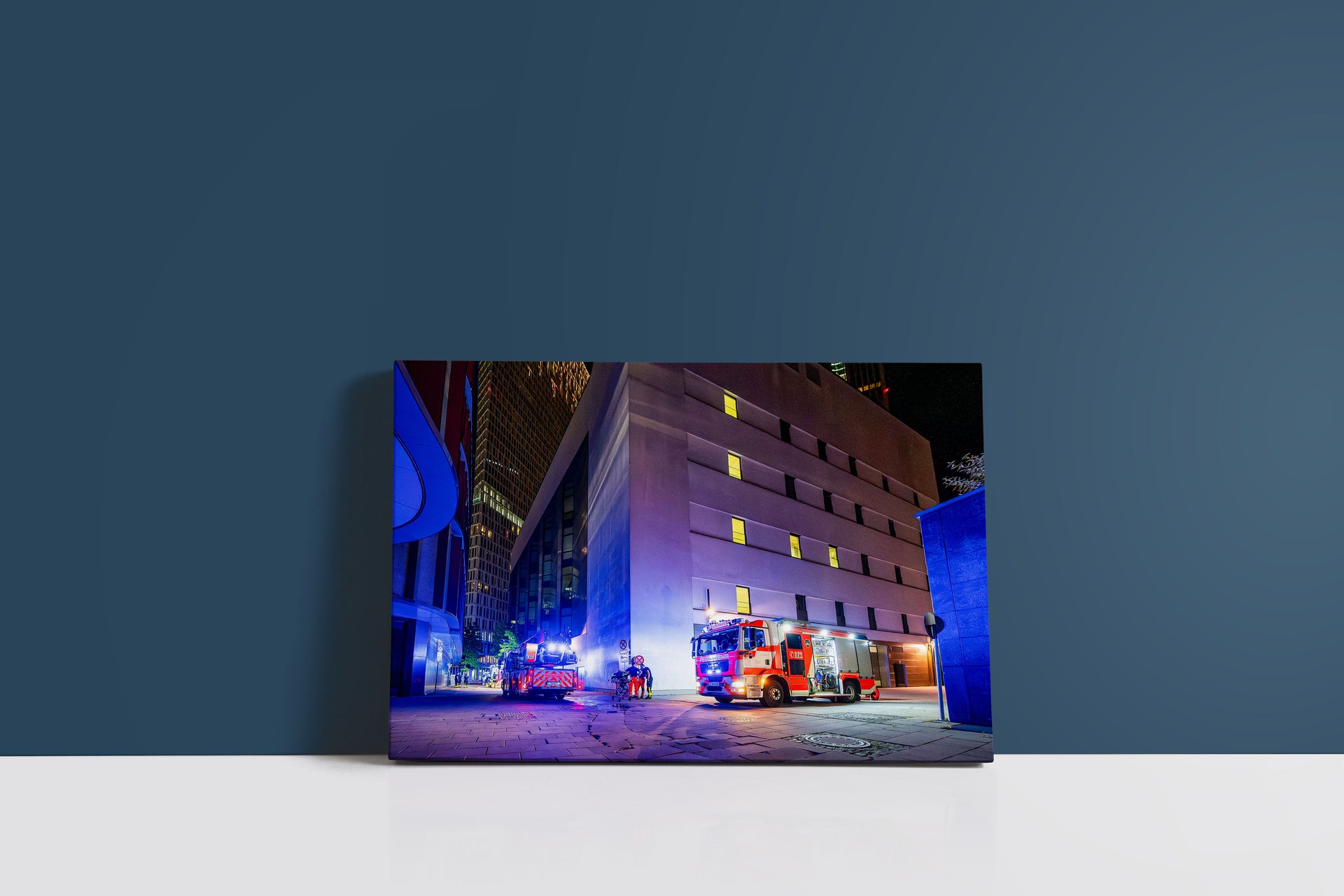 Feuerwehr-Einsatz nachts am Skyline Plaza Frankfurt (Leinwand)