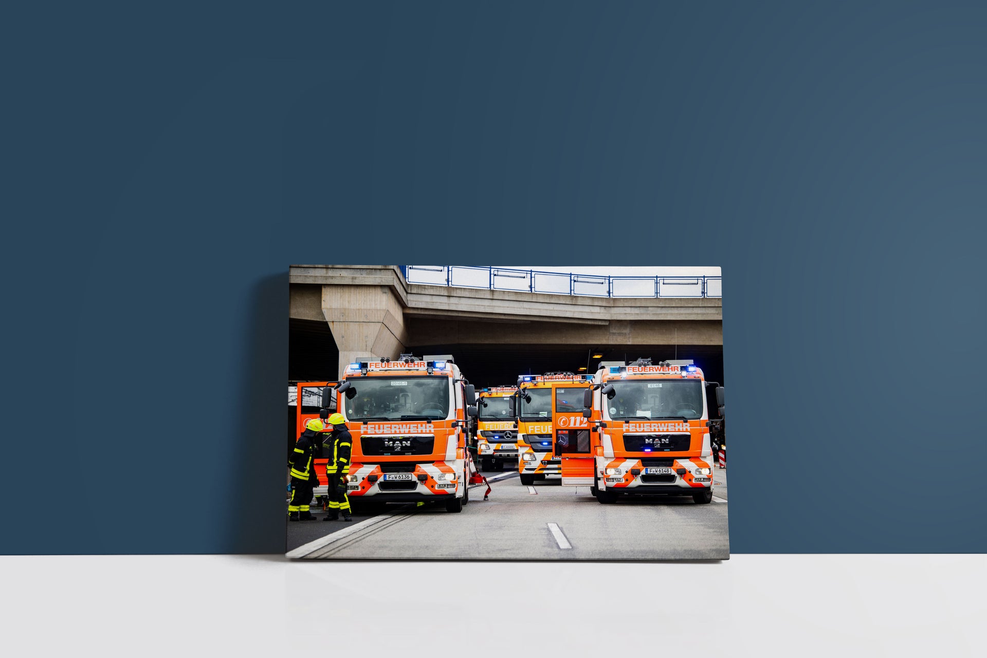 Großbrand an Elektrofahrzeug-Sattelzug auf A3 bei Frankfurt (Leinwand)