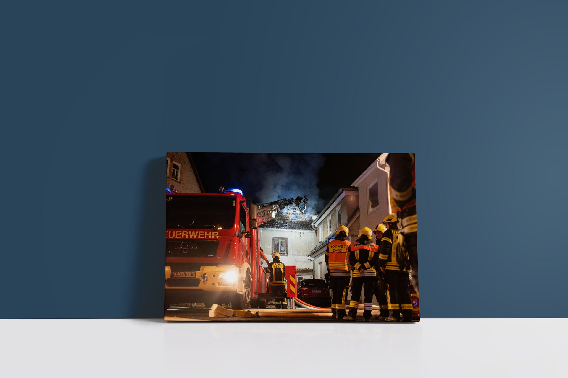 Nächtlicher Wohnhausbrand – Feuerwehr Höchst im Einsatz (Leinwand)