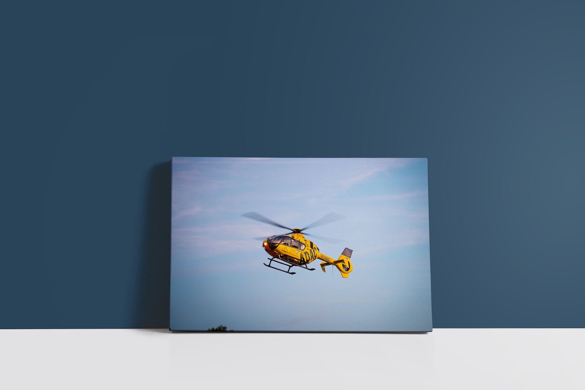 Rettungshubschrauber im Einsatz bei schwerem Unfall (Leinwand)