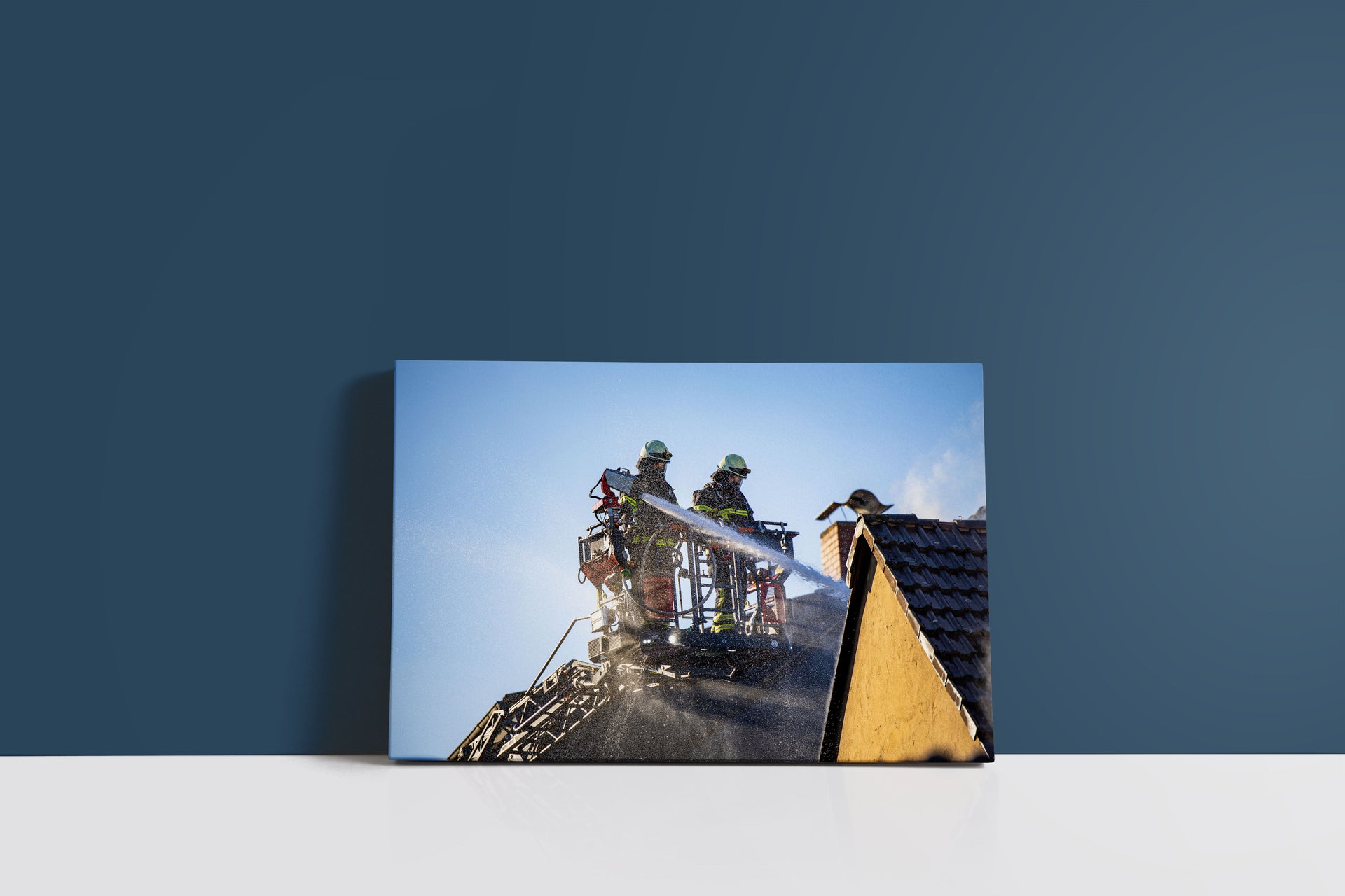 Wohnhausbrand – Einsatz mit Drehleiter (Leinwand)