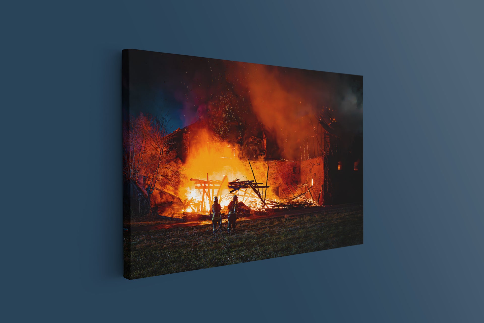 Feuerwehr kämpft gegen Brand in historischem Gebäude (Leinwand)