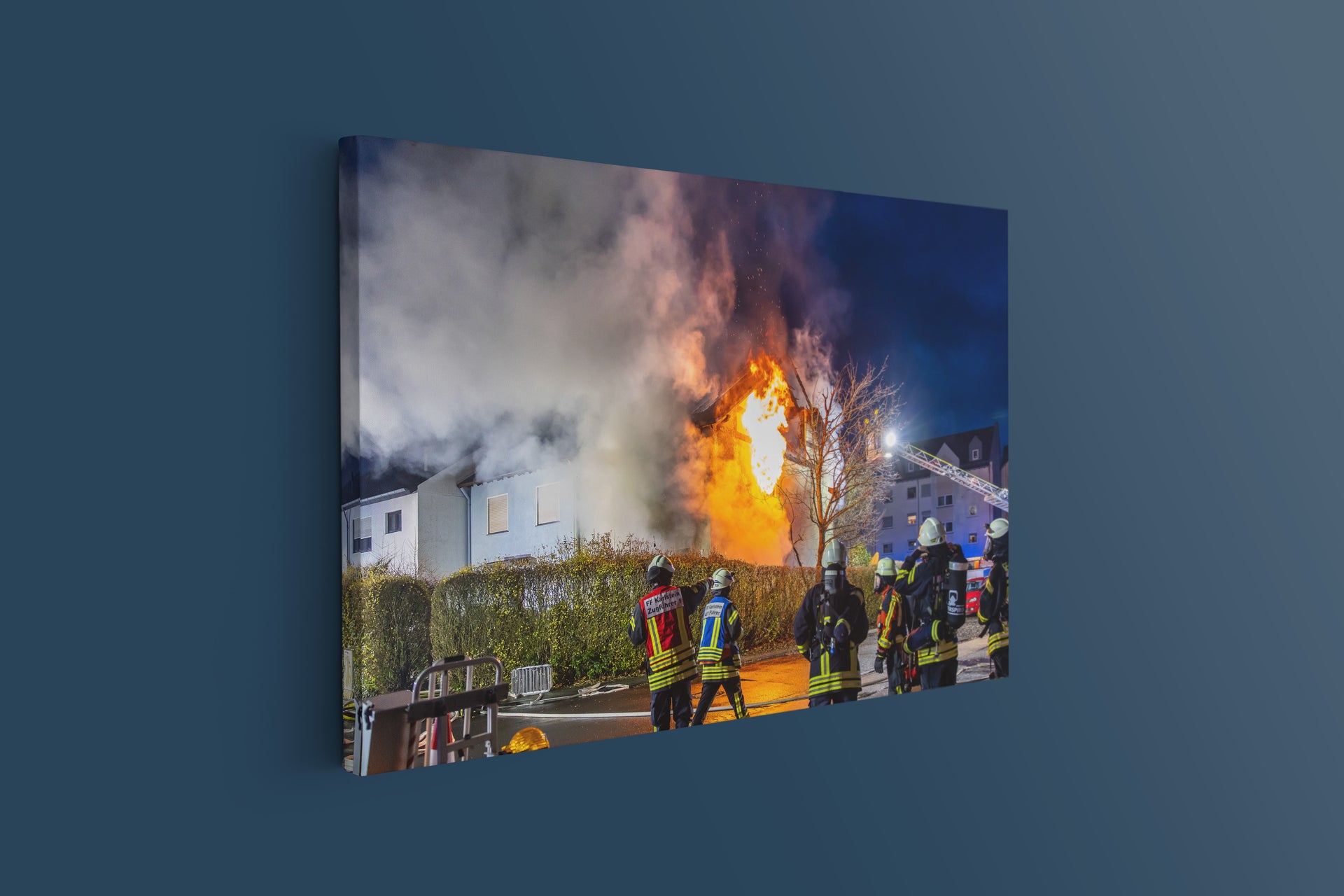 Wohnhausbrand Feuerwehr bekämpft nächtliche Flammen (Leinwand)