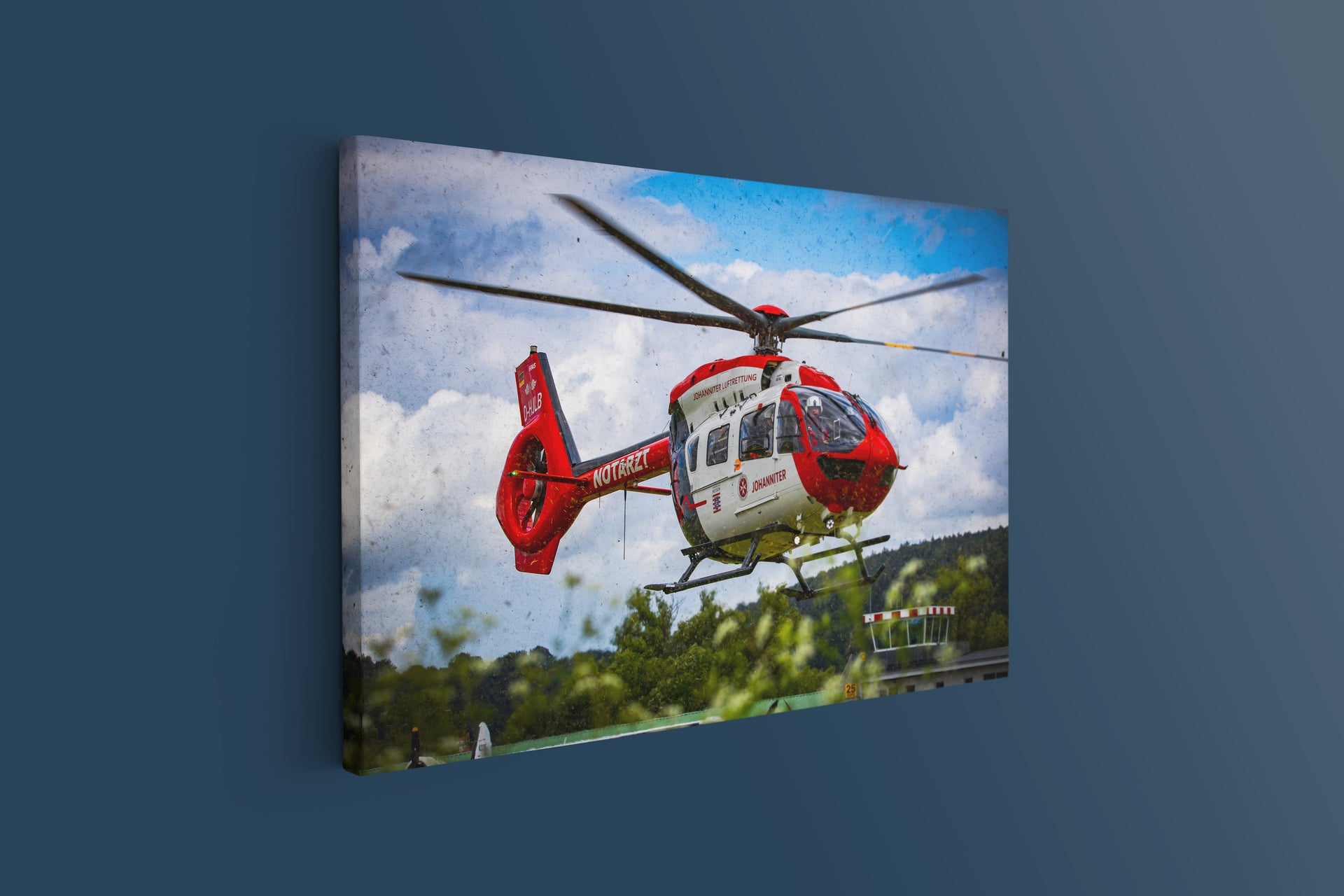Johanniter-Rettungshubschrauber am Flugplatz (Leinwand)