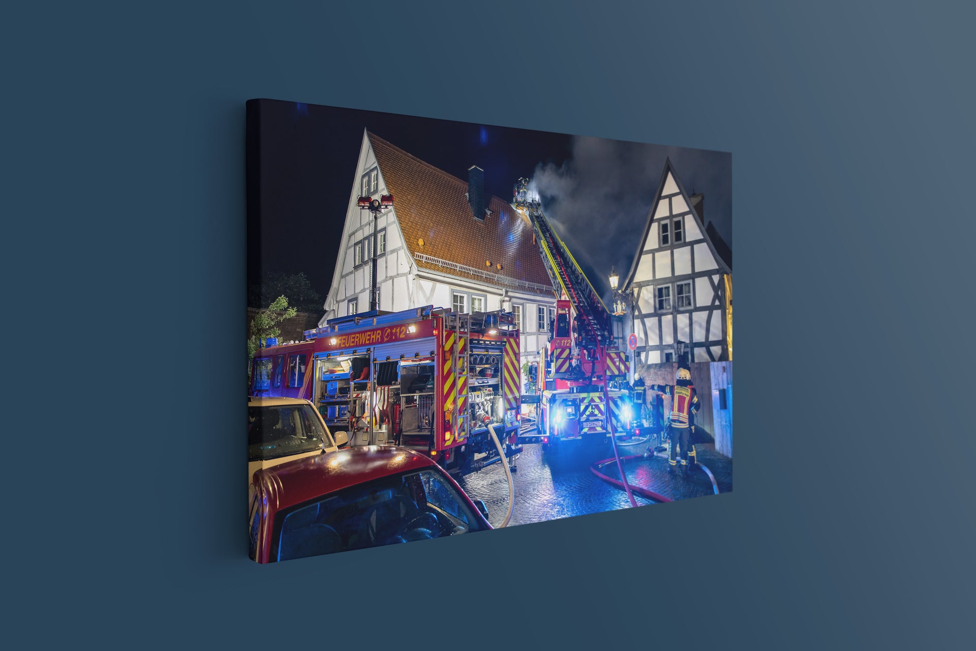 Feuerwehr-Einsatz bei Nacht Dachstuhlbrand Altstadt Seligenstadt (Leinwand)