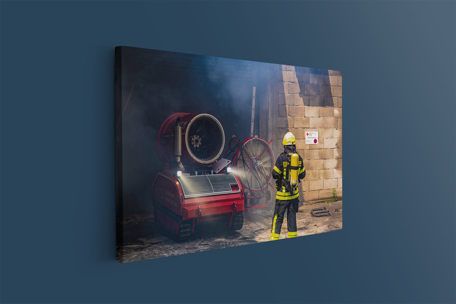 Feuerwehrmann und LUF im Einsatz (Gerahmtes Bild)