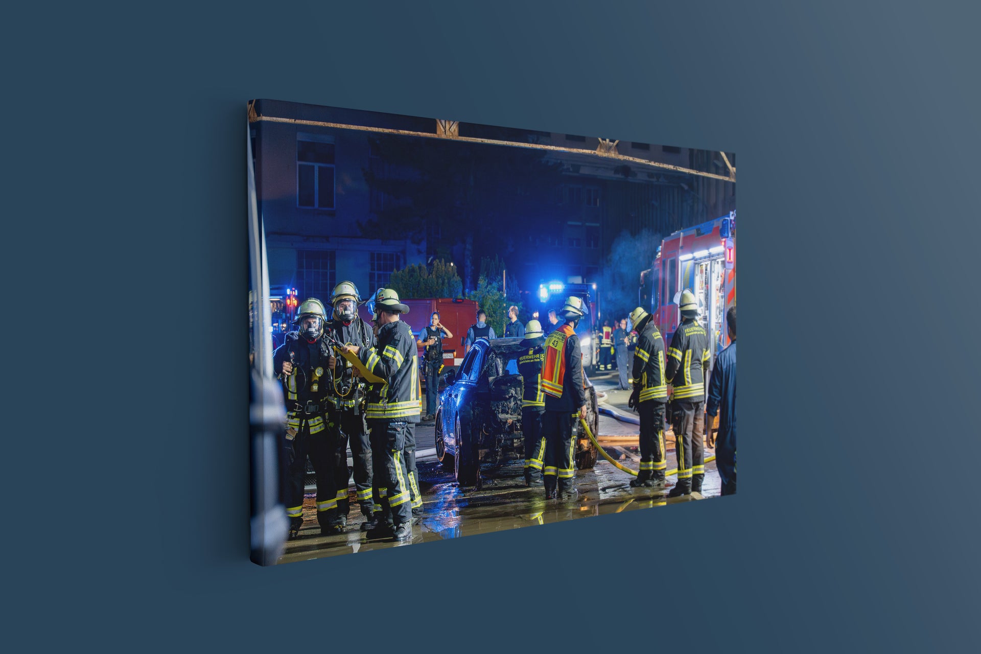 Feuer in Autowerkstatt auf altem Opelwerk in Rüsselsheim (Leinwand)