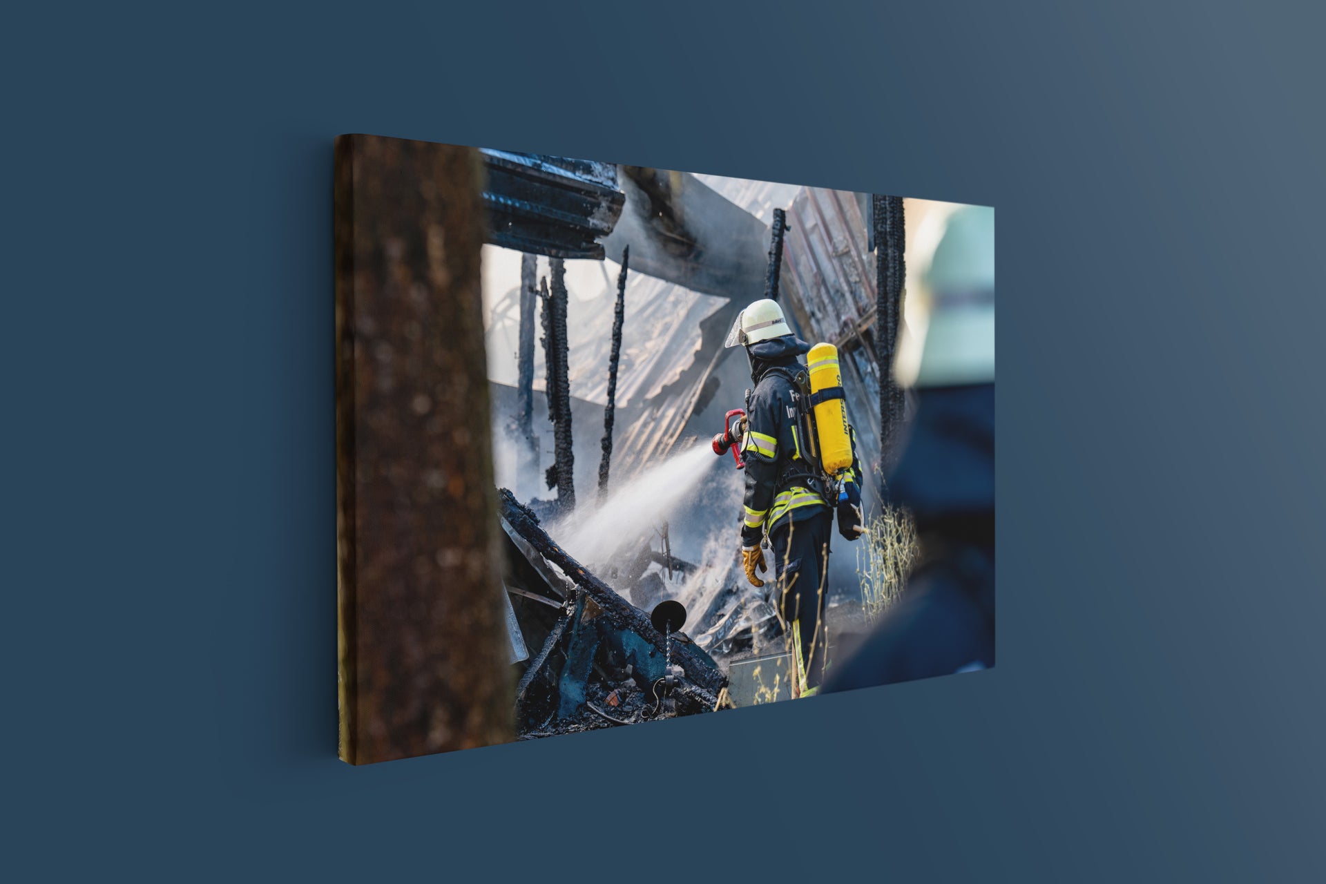 Feuerwehr kämpft gegen Hofbrand in Heidesheim (Leinwand)