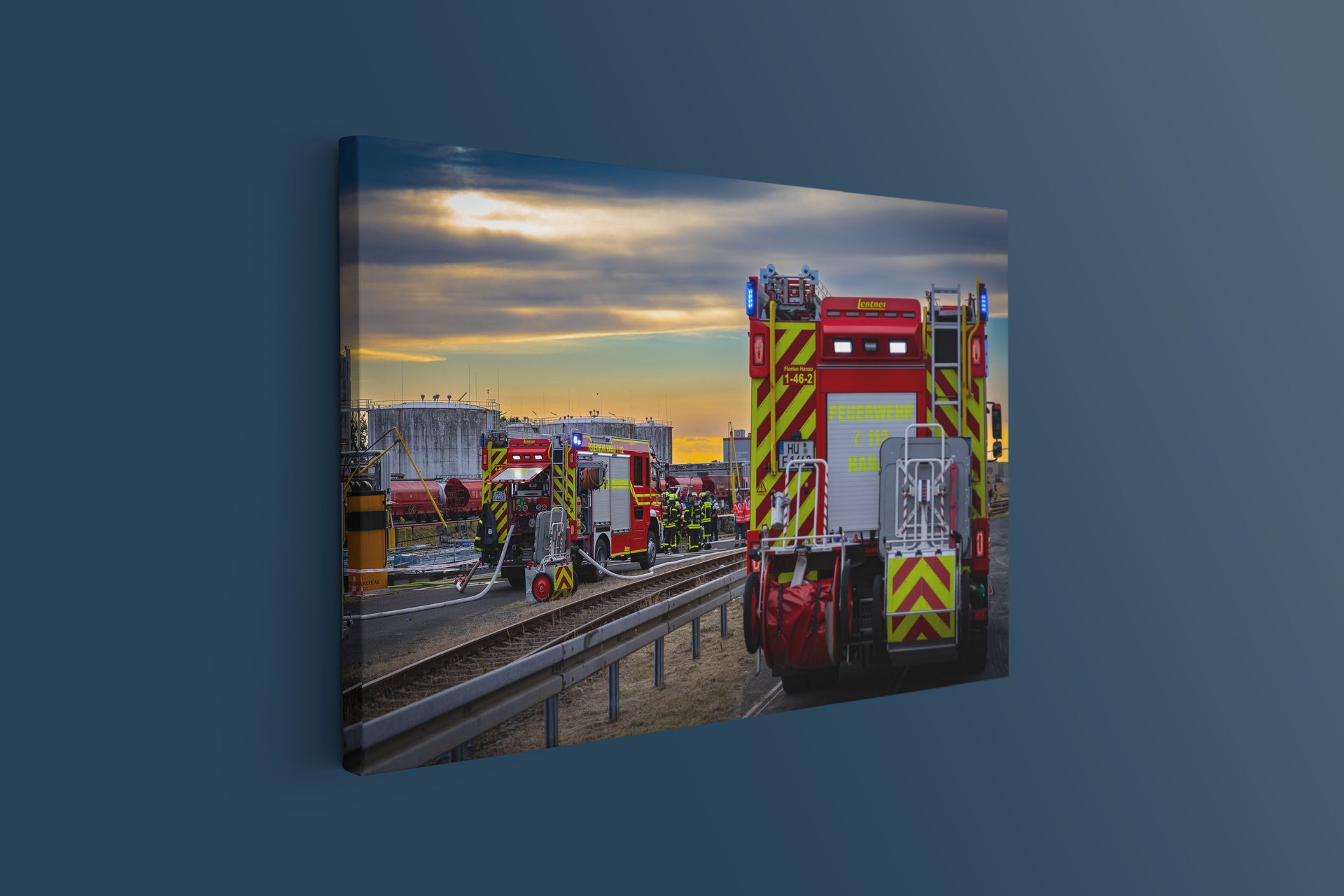 Dramatischer Feuerwehreinsatz im Abendlicht (Leinwand)