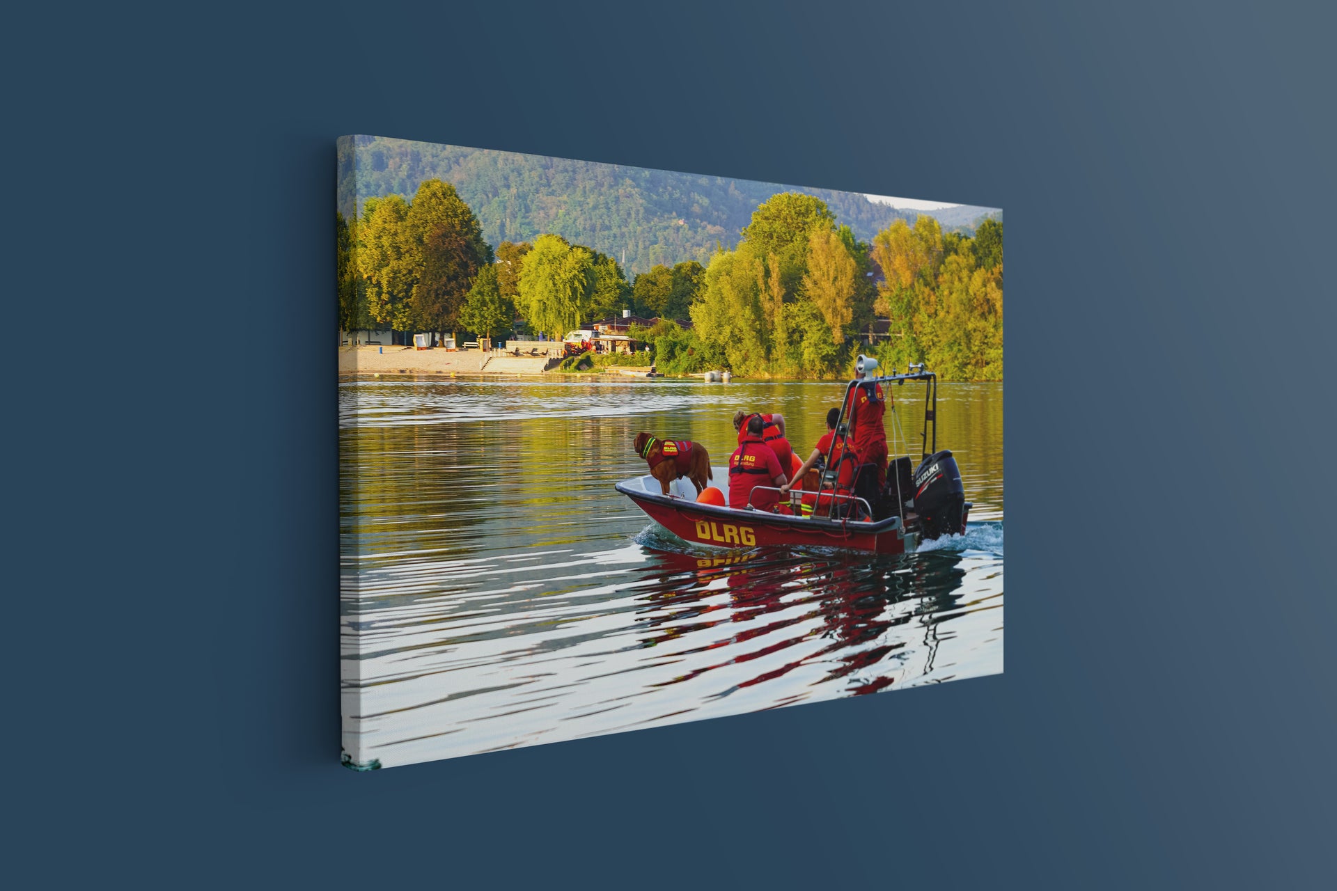 DLRG-Einsatz auf dem Wasser mit Suchhund (Leinwand)