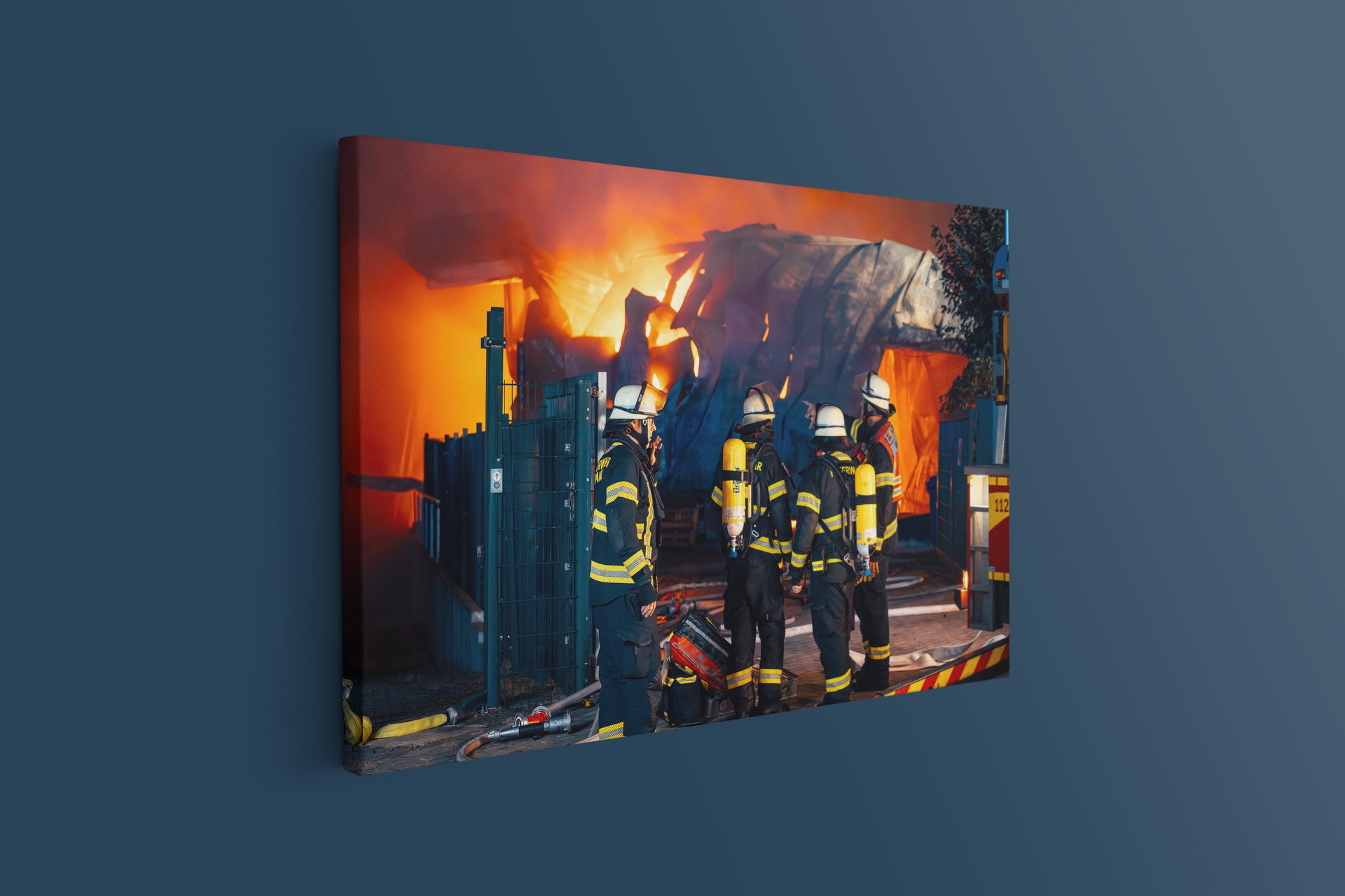 Feuerwehr – Einsatz am brennenden Lagerhaus (Leinwand)