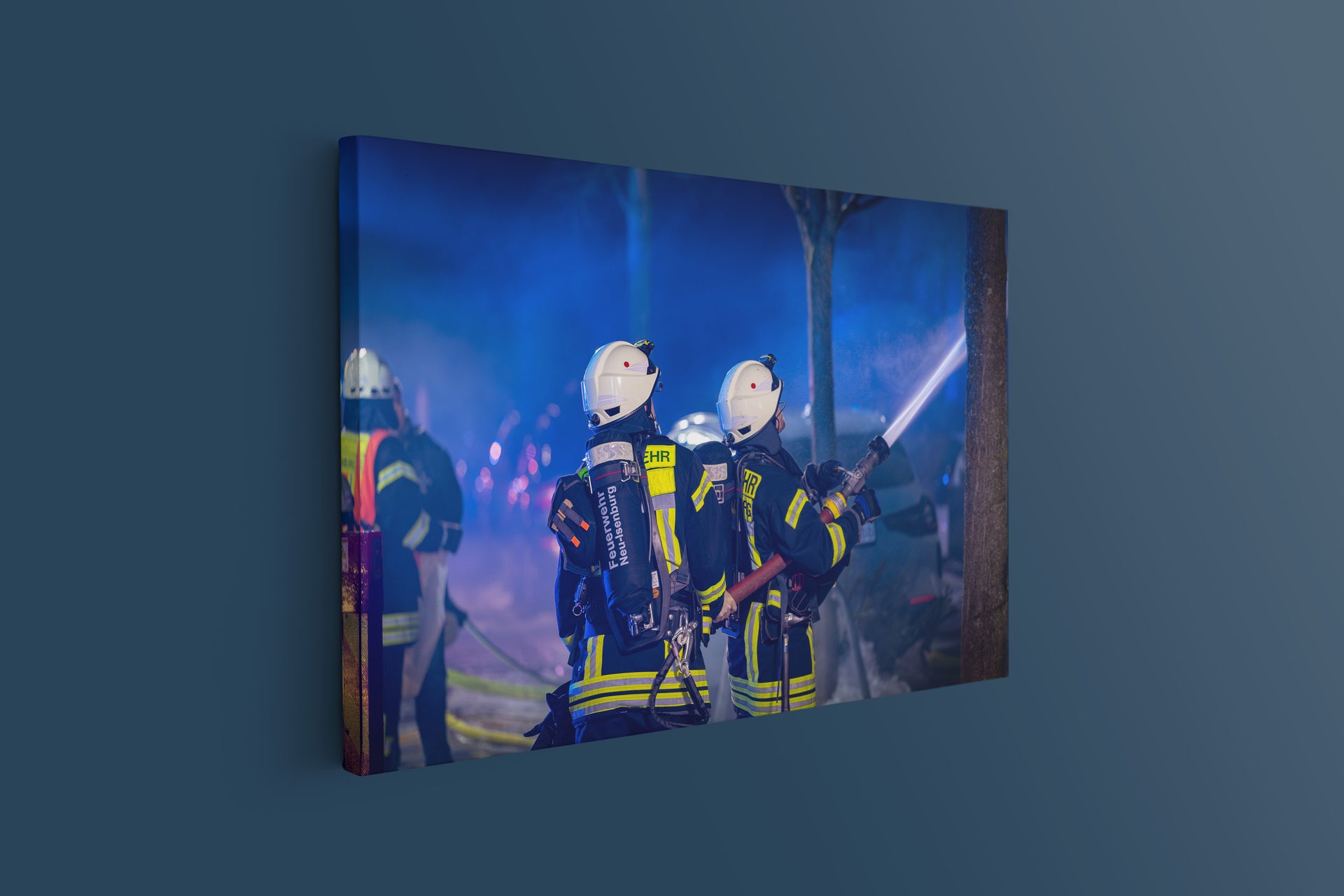 Feuerwehr bekämpft Wohnungsbrand mit Drehleiter (Leinwand)