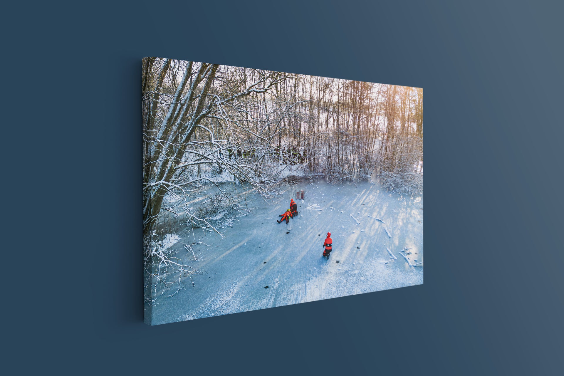 Eisrettung durch Feuerwehr im Winter (Leinwand)