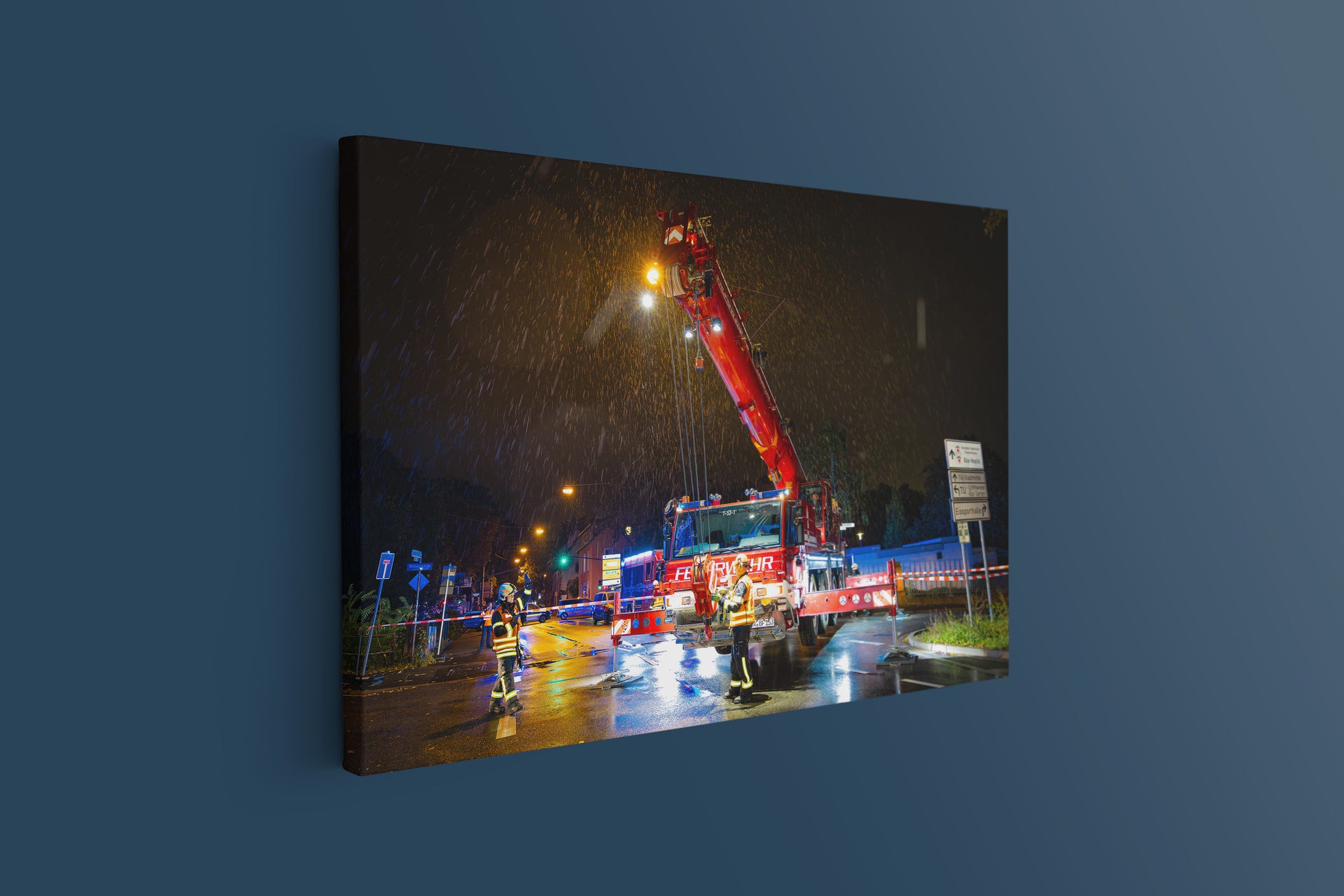 Feuerwehrkran-Nachteinsatz bei Brückenunfall (Leinwand)