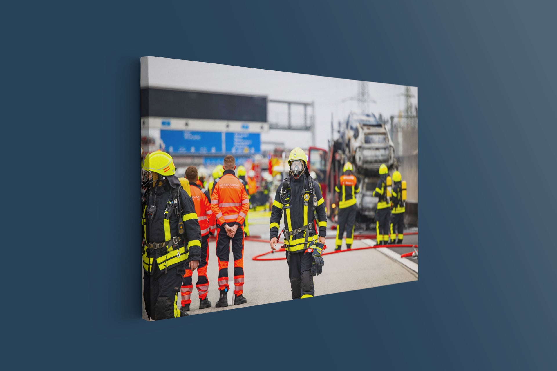 Einsatz nach Lkw-Brand Feuerwehr und Rettungsdienst auf der A3 (Leinwand)