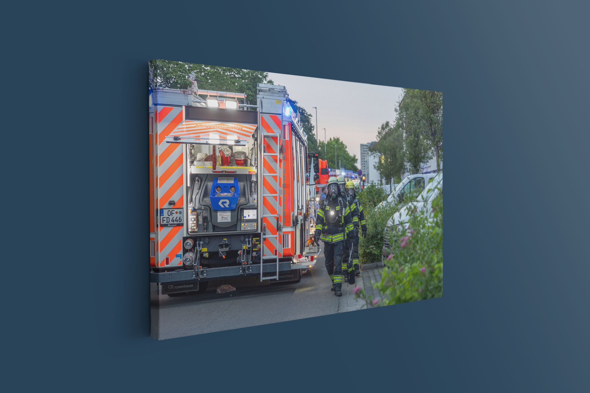 Feuerwehr-Einsatz an einem Mehrfamilienhaus (Leinwand)