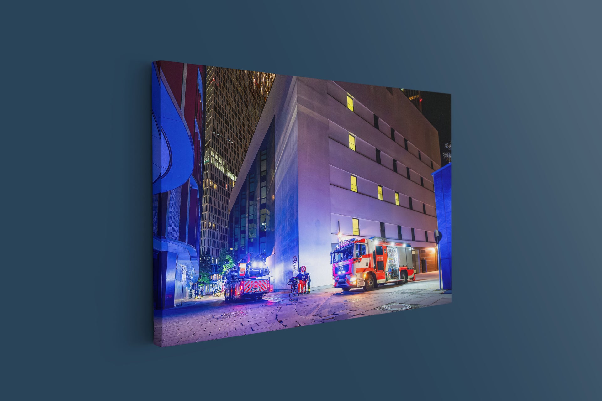 Feuerwehr-Einsatz nachts am Skyline Plaza Frankfurt (Leinwand)