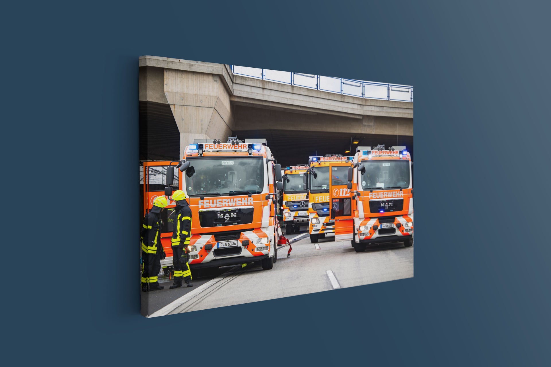 Großbrand an Elektrofahrzeug-Sattelzug auf A3 bei Frankfurt (Leinwand)