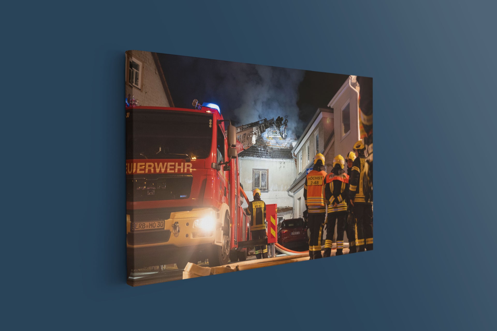 Nächtlicher Wohnhausbrand – Feuerwehr Höchst im Einsatz (Leinwand)