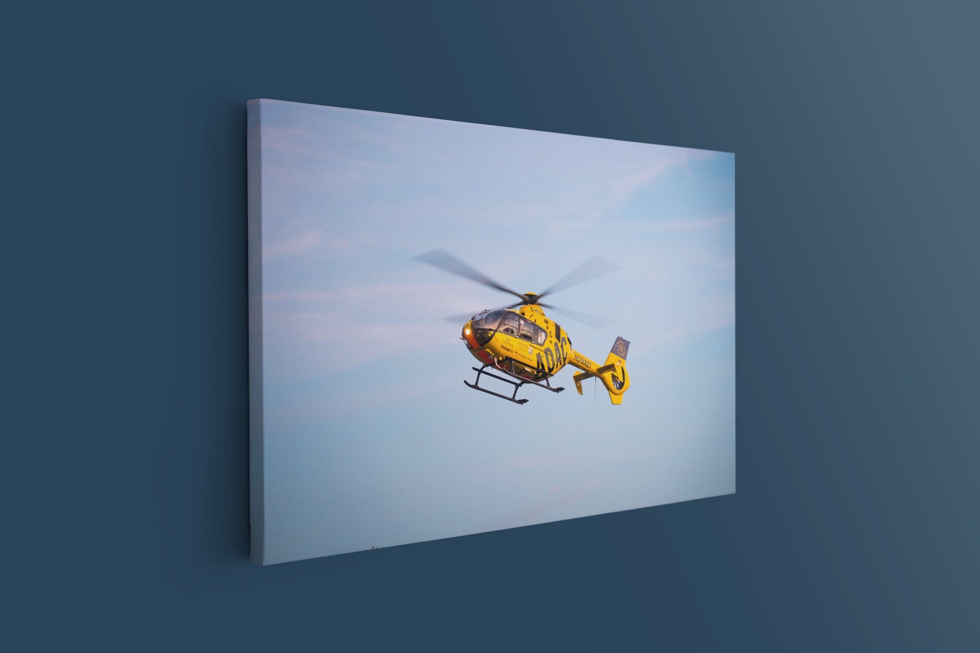 Rettungshubschrauber im Einsatz bei schwerem Unfall (Leinwand)