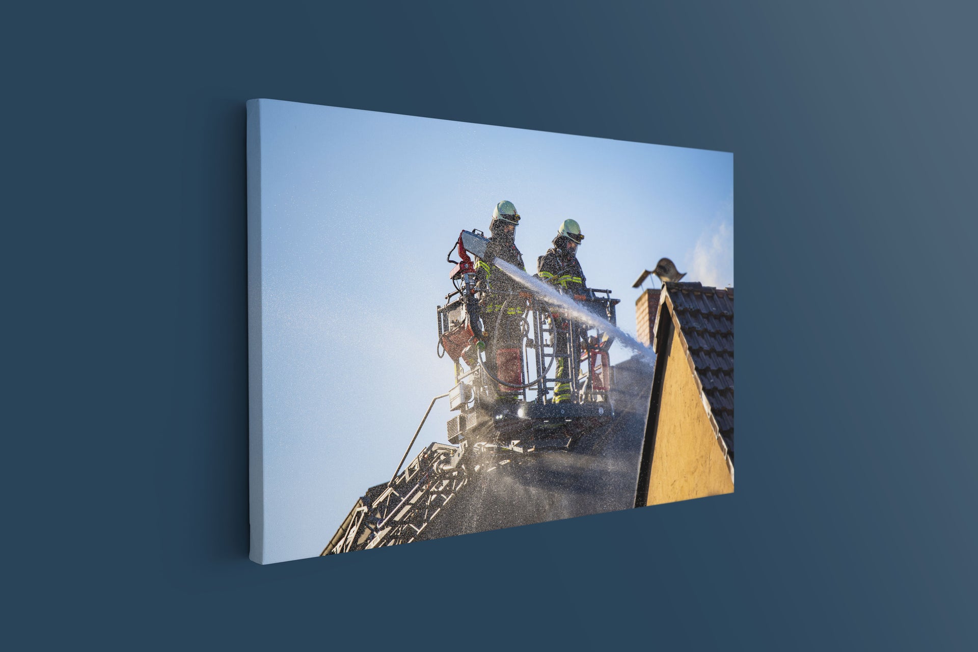 Wohnhausbrand – Einsatz mit Drehleiter (Leinwand)