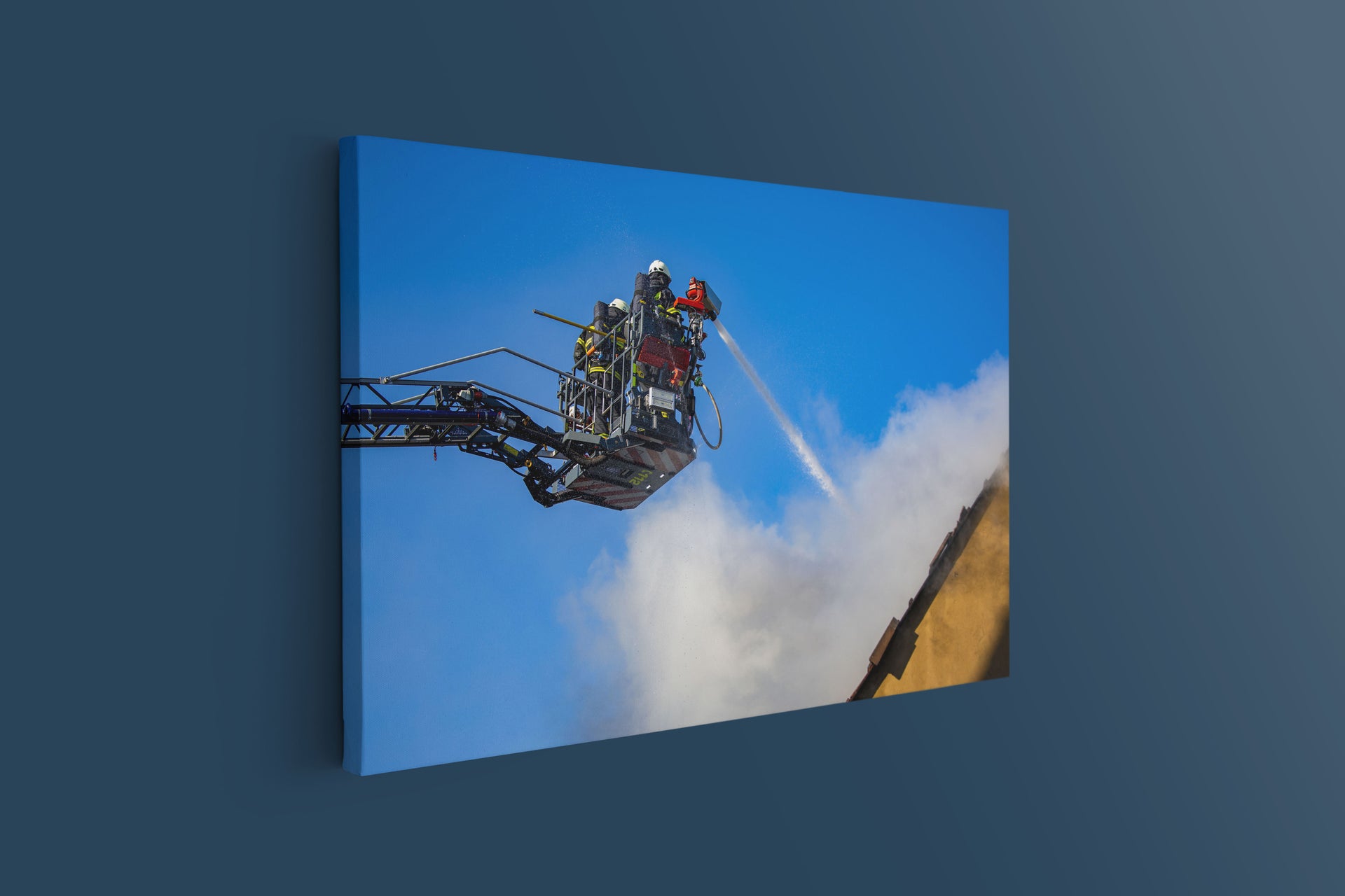 Wohnhausbrand Oberthausen: Drehleiter-Einsatz Feuerwehr (Leinwand)