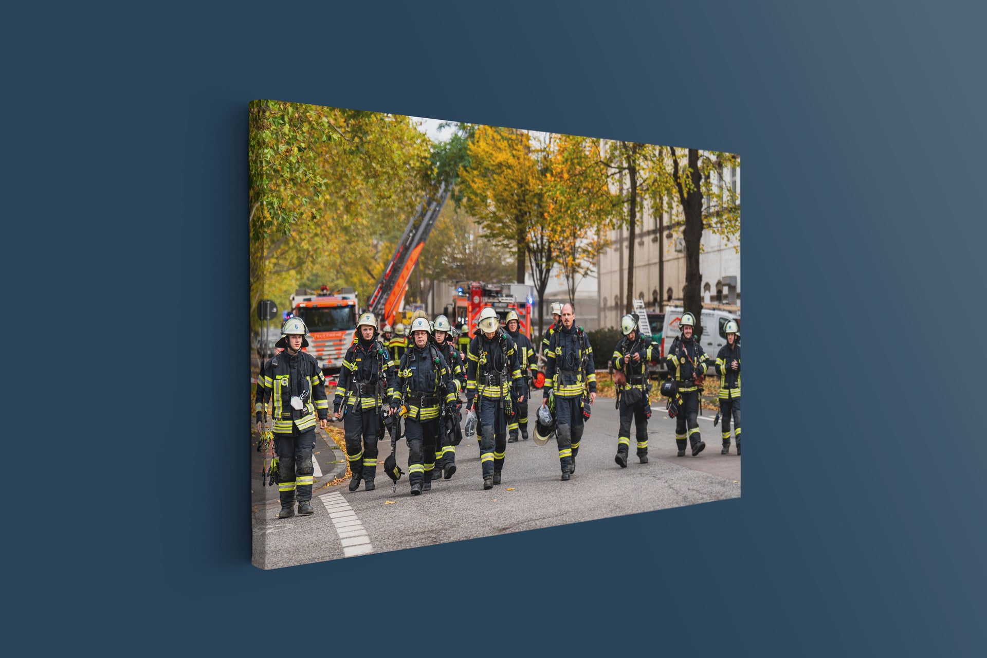 Feuerwehr Wiesbaden nach Großeinsatz (Leinwand)