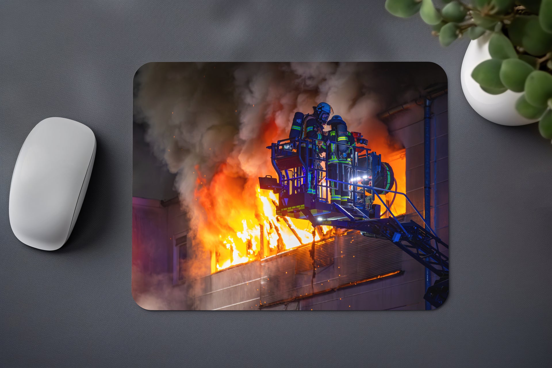 Dramatischer Löscheinsatz bei Großbrand (Mauspad)